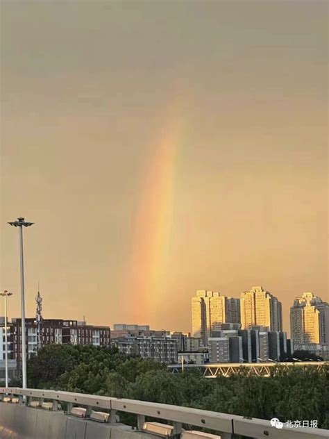 北京雷阵雨后现双彩虹