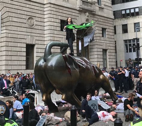 华尔街铜牛被砸坏
