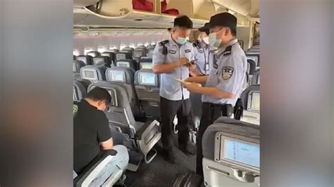 单身男子飞机上偷拍空姐被发现