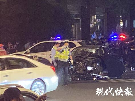 南京新街口发生驾车撞人捅人事件