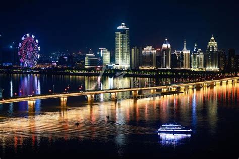 南昌赣江的夜景图片