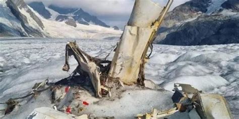 南极冰川飞机残骸