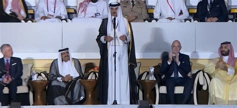 卡塔尔国王乘坐电梯看球