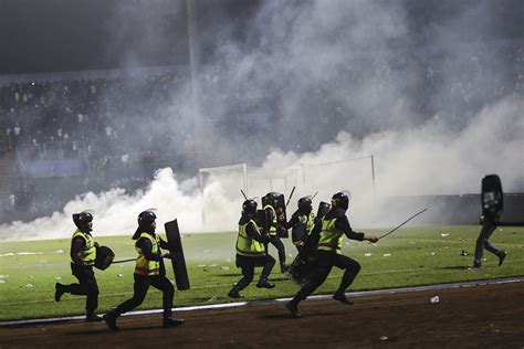 印尼发生严重球迷冲突127人死