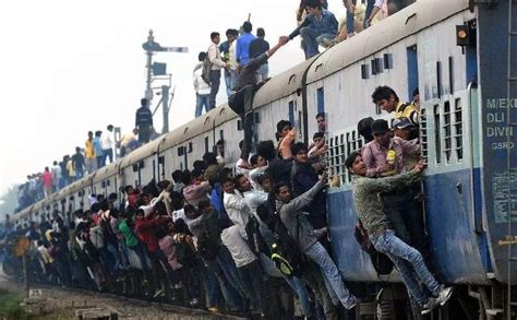 印度人口坐火车的视频