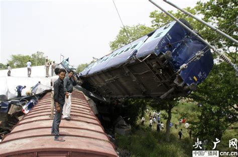 印度列车相撞事故已致死伤超千人 新闻