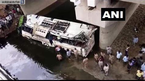 印度大巴坠入沟渠致29人死亡