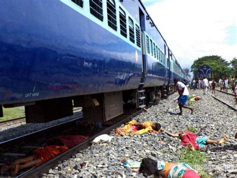 印度火车撞进工人休息区