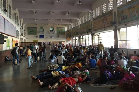 印度火车站台推人事件