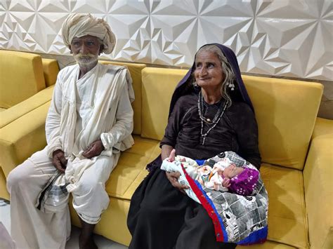 印度60岁老太生下孩子后身体萎缩