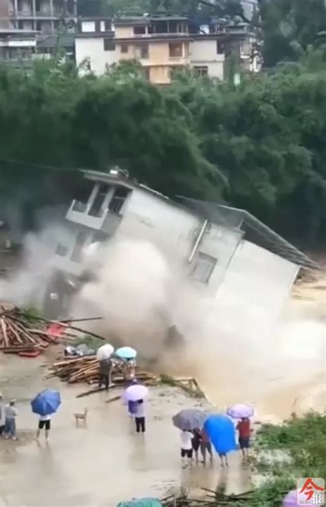 发洪水的视频全村撤离