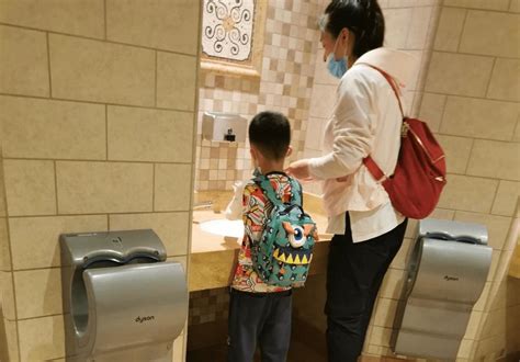 哈尔滨高铁站男童进女厕