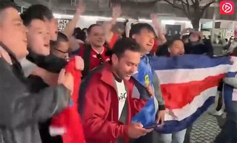 哥斯达黎加球迷庆祝日本球迷痛哭
