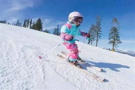 四岁女孩滑雪视频