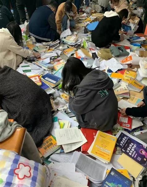 四川广安学生卖书本冲突