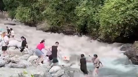 四川彭州突发山洪被救视频