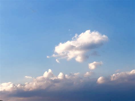 四朵巨大云彩照片