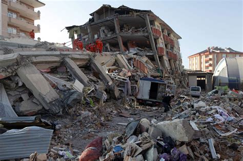 土耳其地震底层柱子房屋倒塌