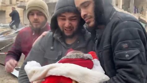土耳其地震怀抱2个婴儿
