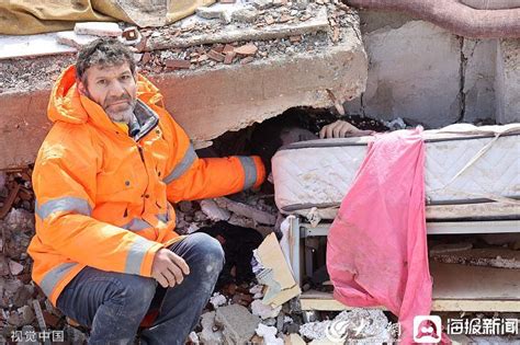 土耳其地震老公护着老婆遇难