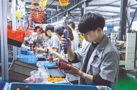 在东莞正式工厂里上班工资多少