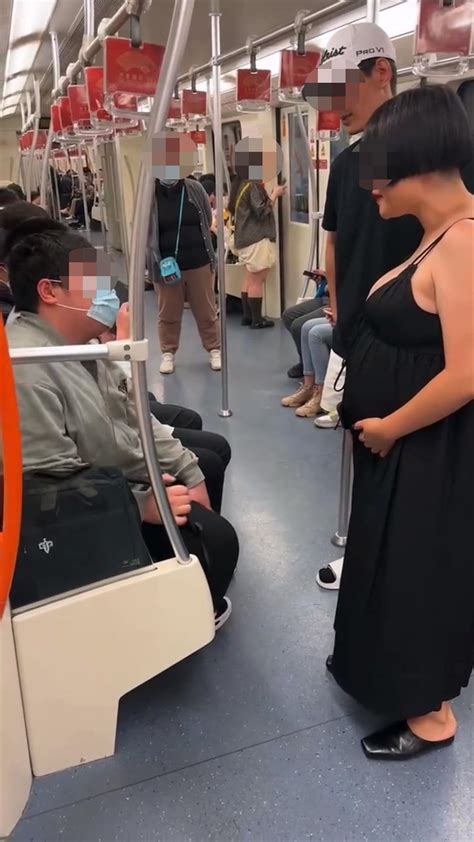 地铁孕妇强制男子让座