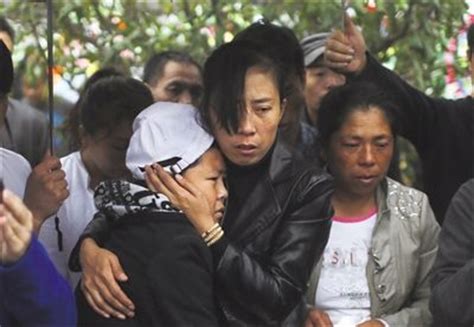 夏俊峰下葬三个悲剧家庭纠葛终结