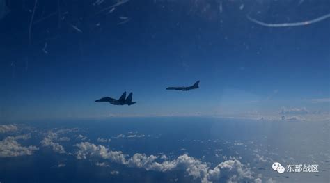 多支轰炸机编队穿越台湾海峡