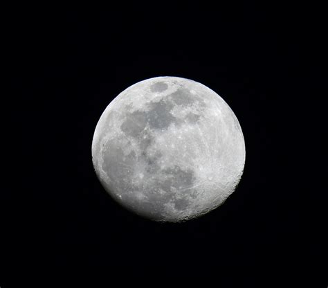 夜晚真实月亮图片