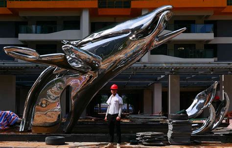 大型不锈钢鲸鱼雕塑
