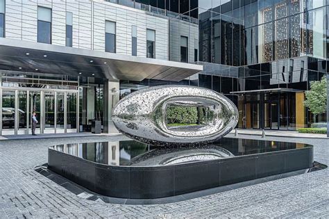 天津的酒店门口的玻璃钢雕塑