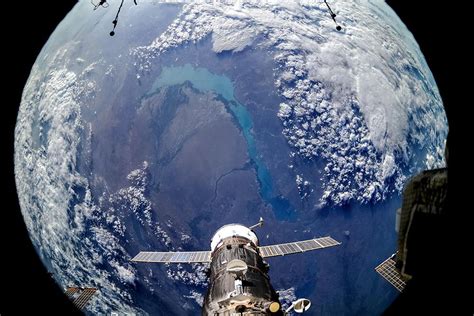 太空中看地球真实照片