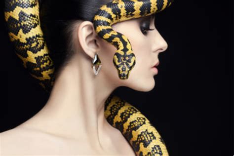 女人梦见很多蛇缠身