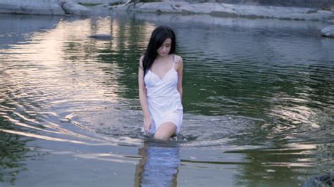 女人梦见站在水里