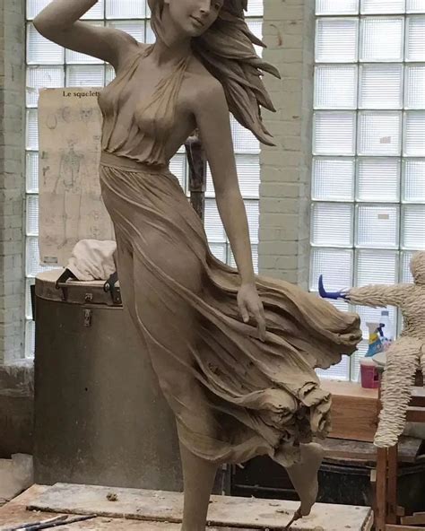 女人被石膏做成雕塑