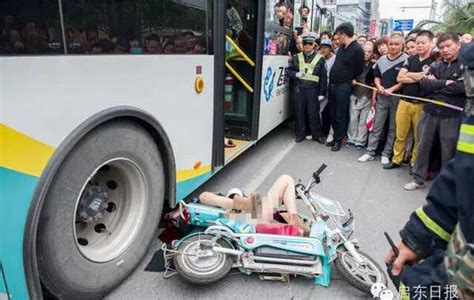 女子下车被公交车夹死