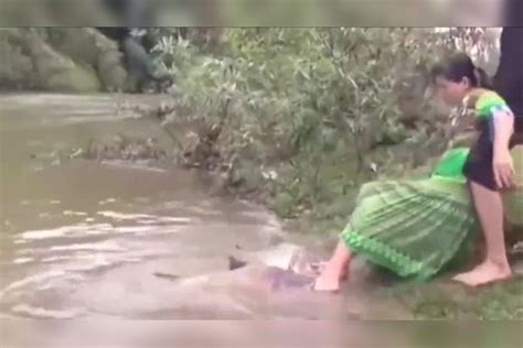 女子在河边洗脚被鱼咬