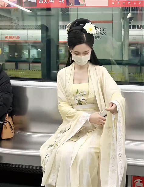 女子穿汉服乘坐地铁