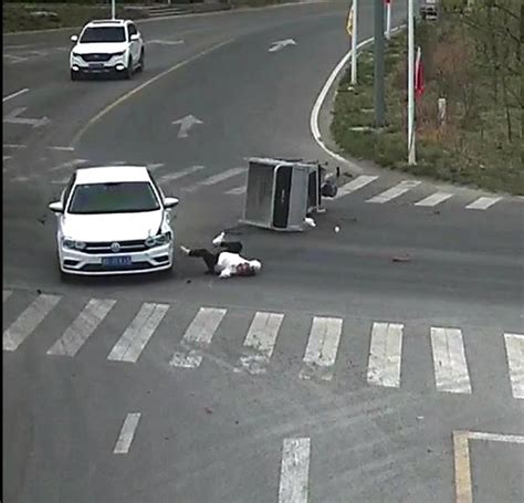 女子闯红灯撞上轿车受伤