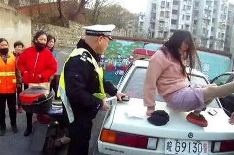 女子驾驶警车拦停一辆车