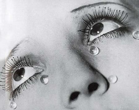 她的眼泪冷漠