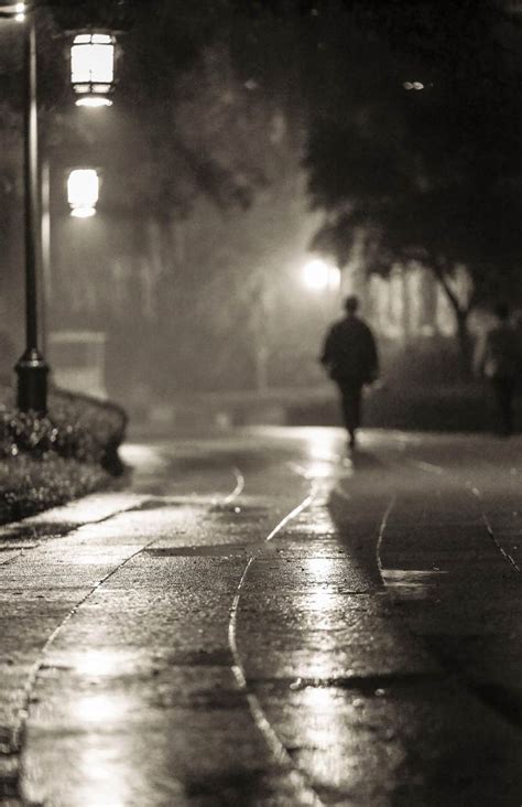 孤单的人走在冷雨中
