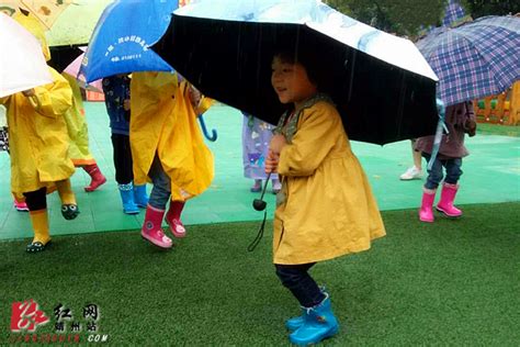 孩子们喜欢在雨里跑跳大人们偏不许用关联词连成一句话