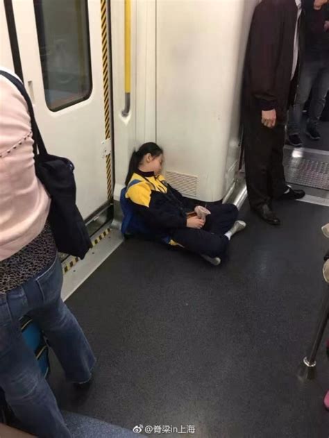 孩子在地铁上面要求让座
