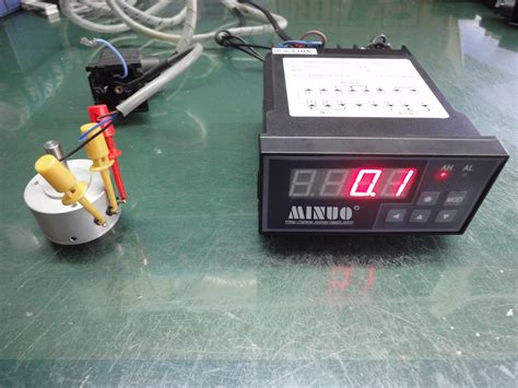 实验台上测量位移的传感器