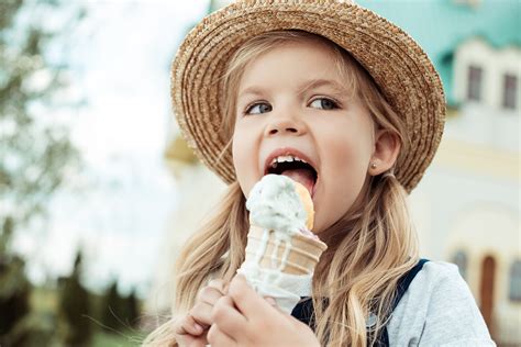 小女孩梦中吃冰淇淋