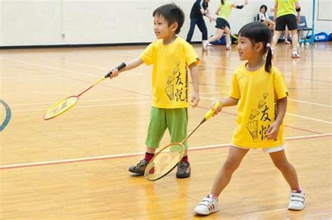 小孩几岁学习打羽毛球好呢