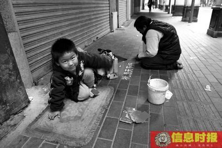 小孩在大街上乞讨认出了父母