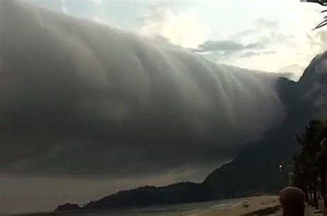 巴西海滩发现巨大卷轴云