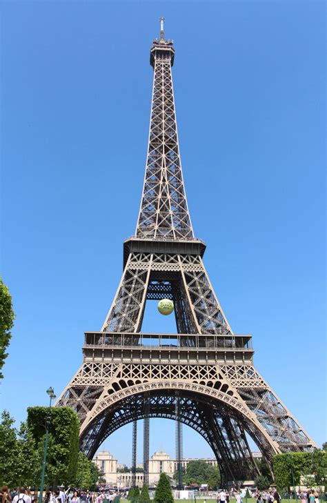 巴黎埃菲尔铁塔位置在哪里